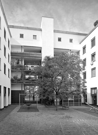 Hofvergleich: Wohnüberbauung Selnau, Zürich, Martin Spühler Architekten: 15x16 Meter